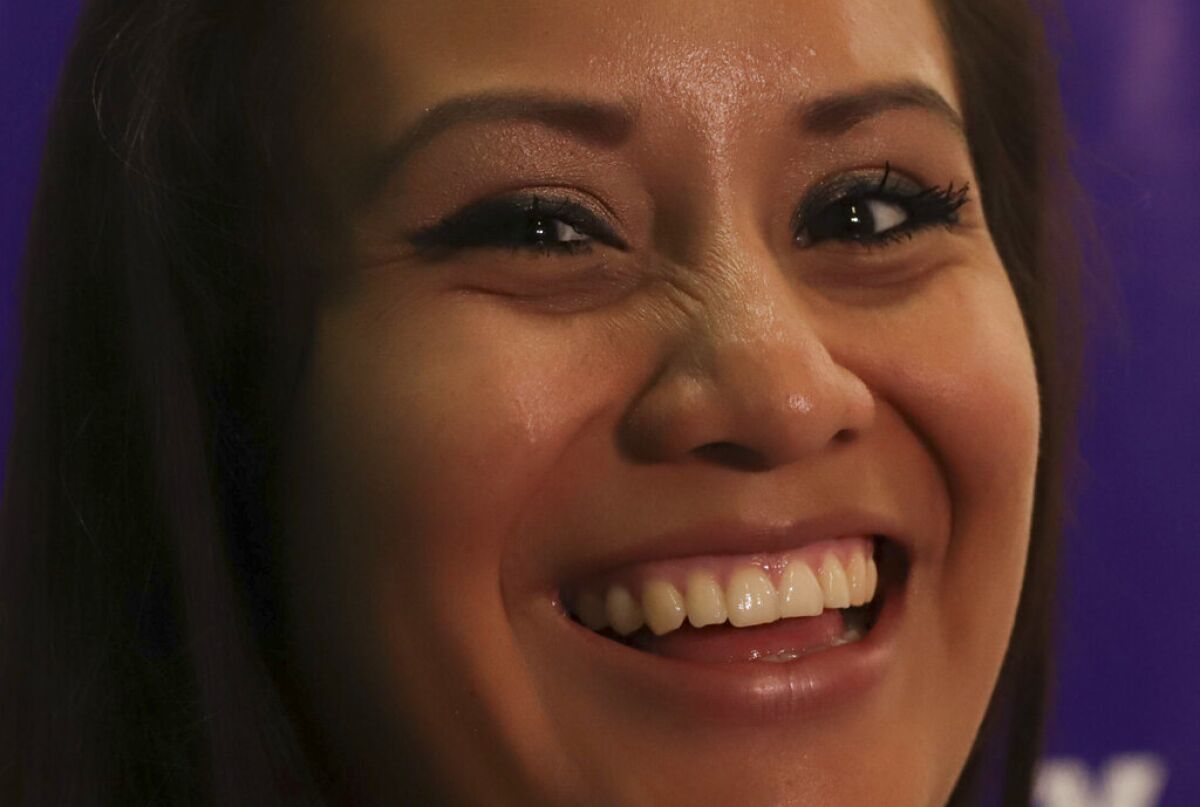 Evelyn Beatriz Hernández, una salvadoreña de 21 años que originalmente fue sentenciada a 30 años de prisión por homicidio agravado después de sufrir un aborto involuntario en 2016, sonríe mientras responde preguntas de periodistas dos días después de su absolución en un nuevo juicio en las oficinas de Colectivo Feminista en San Salvador, El Salvador, miércoles 21 de agosto de 2019. (AP Foto / Salvador Meléndez)
