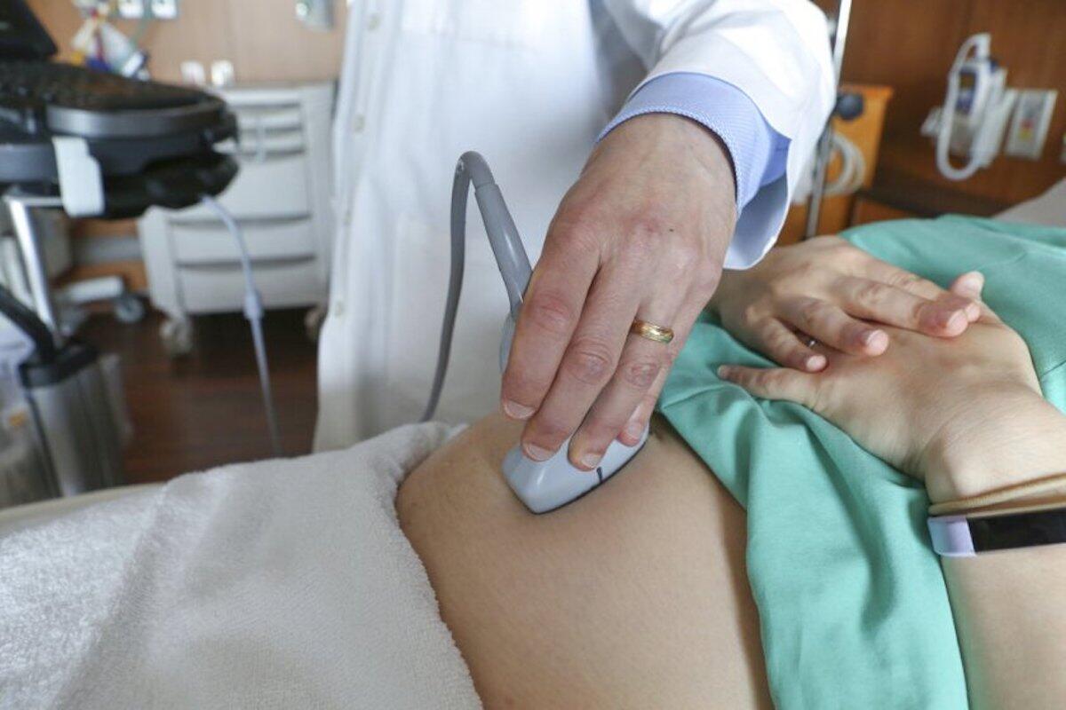 Un médico realiza un ultrasonido en una mujer embarazada en un hospital en Chicago.