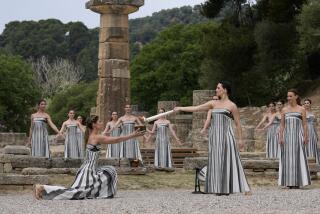 Actrices participan en la ceremonia oficial de encendido de la llama para los Juegos Olímpicos de París, en la Antigua Olimpia, Grecia, el martes 16 de abril de 2024. (AP Foto/Thanassis Stavrakis)