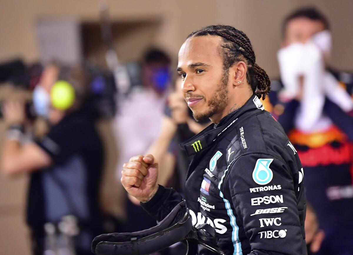 ARCHIVO - Lewis Hamilton celebra tras ganar el Gran Premio de Bahréin en el circuito de Sakhir.