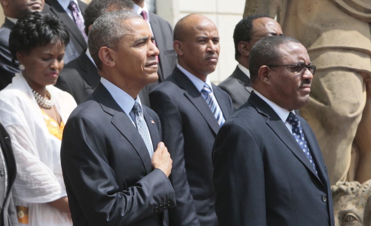 El presidente de Estados Unidos Barack Obama y el primer ministro de Etiopía Hailemariam Desalegn hacen una guardia de honor en el palacio nacional en Adís Abeba, Etiopía.