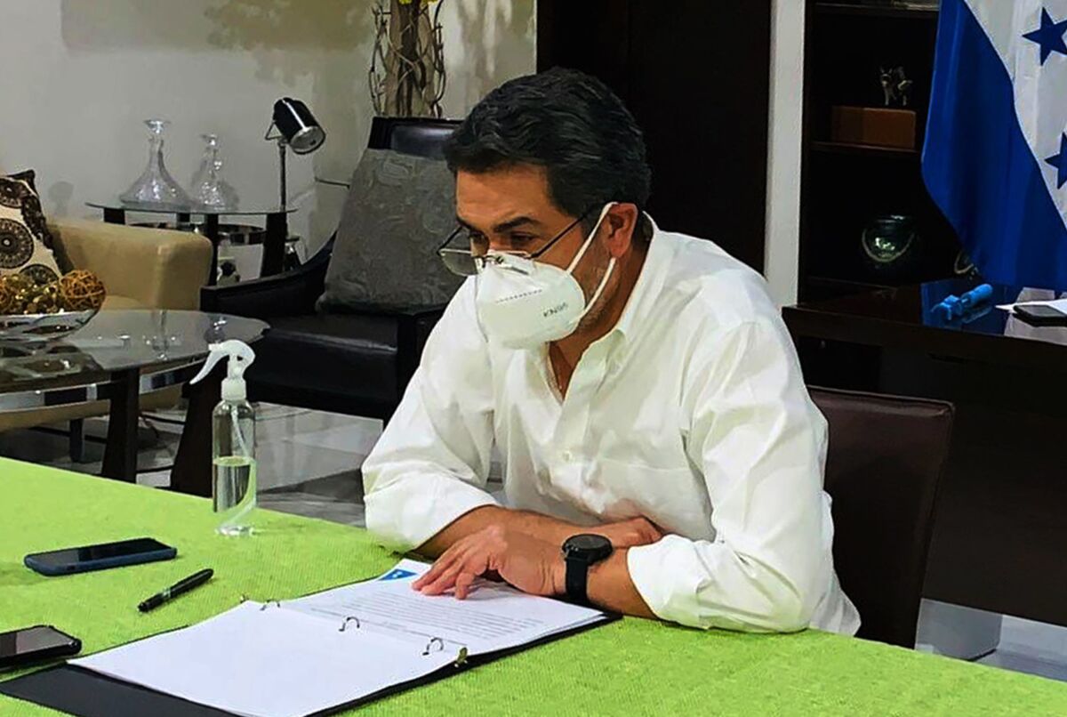 Honduran President Juan Orlando Hernández in a face mask in Tegucigalpa on Monday.