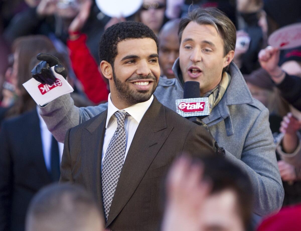 En esta foto del 27 de marzo del 2011, Drake llega a la ceremonia de los Premios JUNO de la música canadiense en Toronto. El rapero de 31- años lanzó el viernes 29 de junio del 2018 el álbum "Scorpion", que incluye dos canciones en las que confirma rumores de que tuvo un hijo con una exactriz francesa de películas para adultos.
