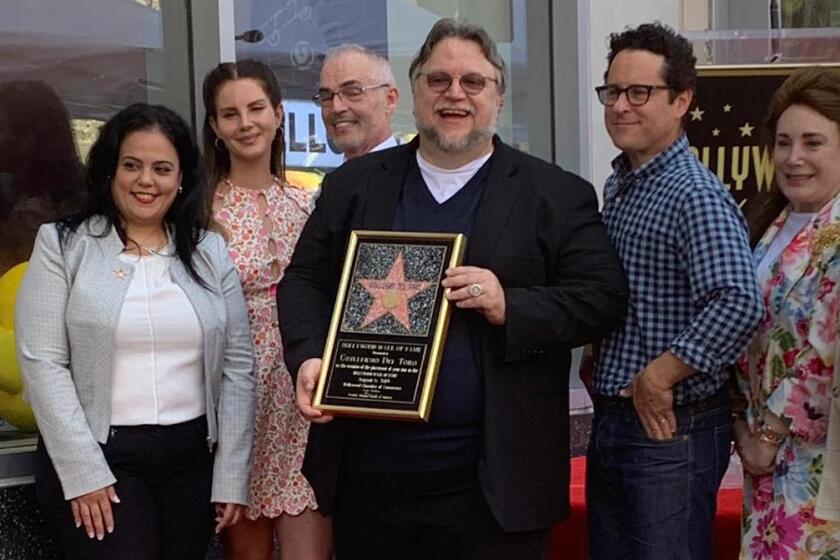 Guillermo del Toro estuvo rodeado de amigos y colegas en la develación de sus estrella.
