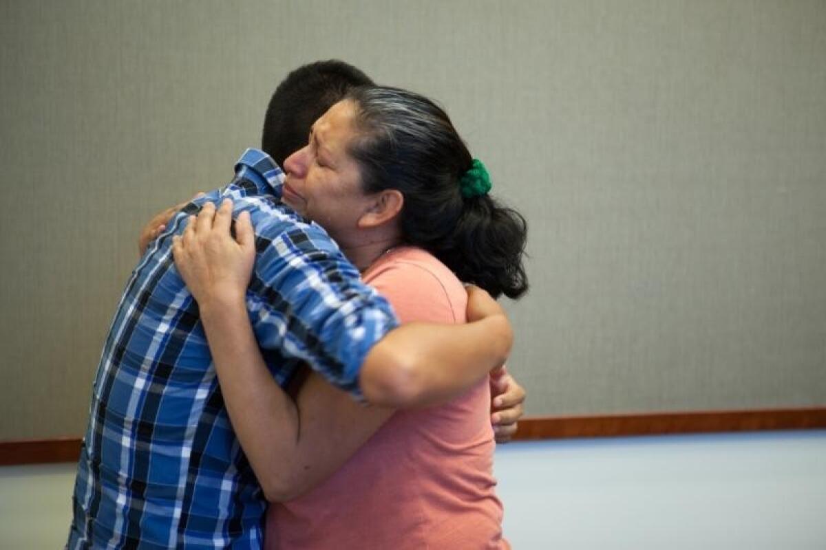 En esta imagen proporcionada por la Oficina del Fiscal de Distrito del Condado San Bernardino, Steve Hernández abraza a su madre a quien ve por primera vez en 20 años, el jueves 9 de junio de 2016, en San Diego, California.