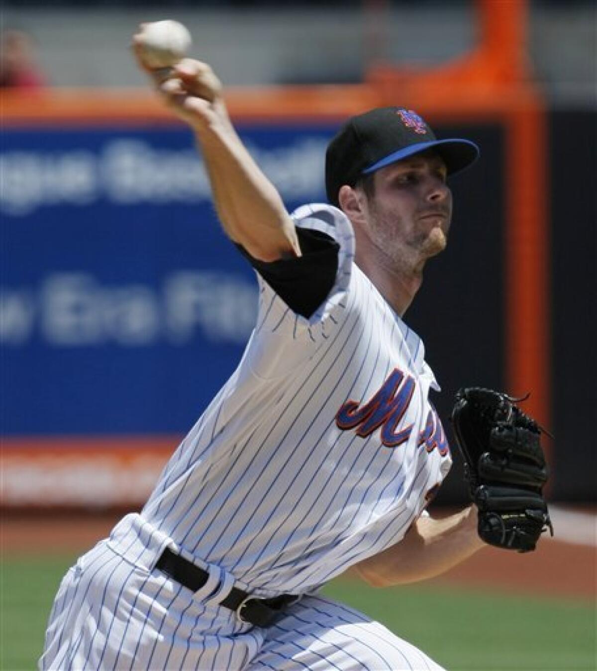 New York Mets pitcher Paul Wilson delivers a pitch in the the
