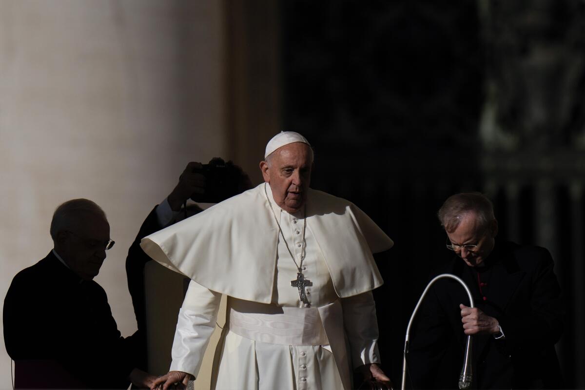 El papa Francisco llega a la Plaza de San Pedro del Vaticano 