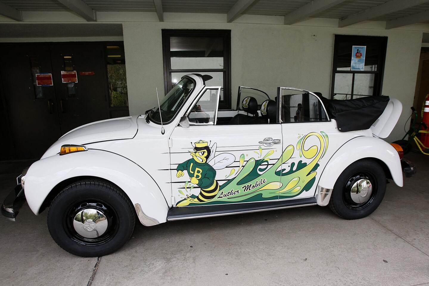 Photo Gallery: Burbank Middle School restores '79 VW beetle