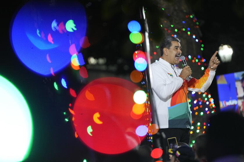 ARCHIVO - El presidente venezolano, Nicolás Maduro, habla a sus seguidores en Caracas, Venezuela, el 3 de diciembre de 2023. (AP Foto/Matías Delacroix, Archivo)