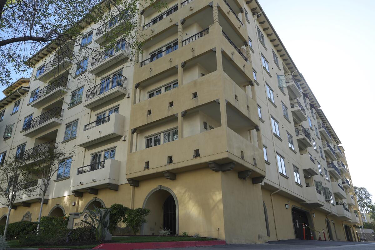 Exterior del complejo de apartamentos Montecito en Los Ángeles, el miércoles 10 de abril de 2024