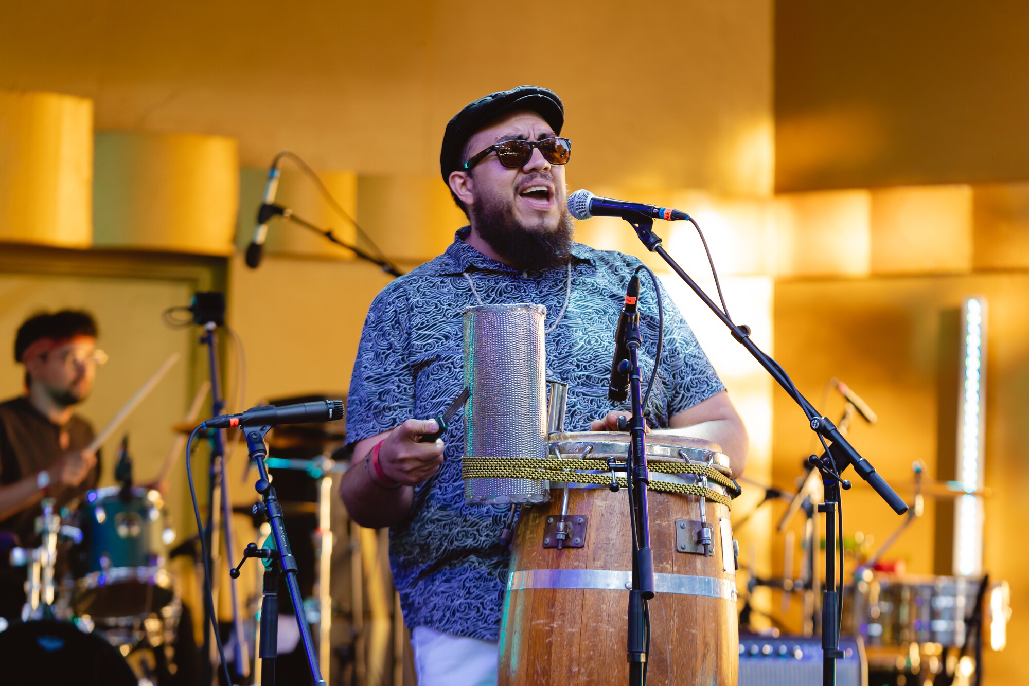 Édgar Modesto, vocalista y percusionista de Buyepongo.