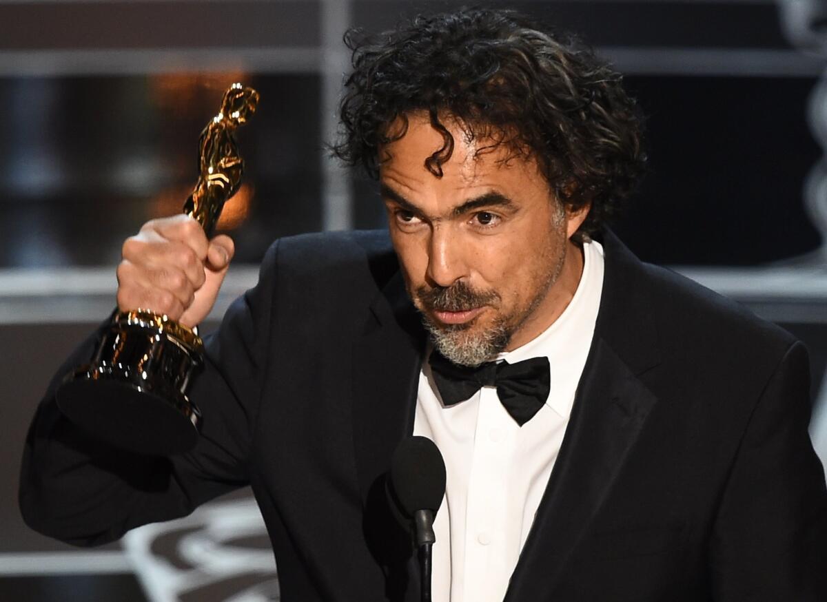 Hay fuertes posibilidades de que esta escena, donde se muestra a Iñárritu recibiendo el Oscar como Mejor Director por “Birdman” en el 2015, se repita este domingo por su labor en “The Revenant”.
