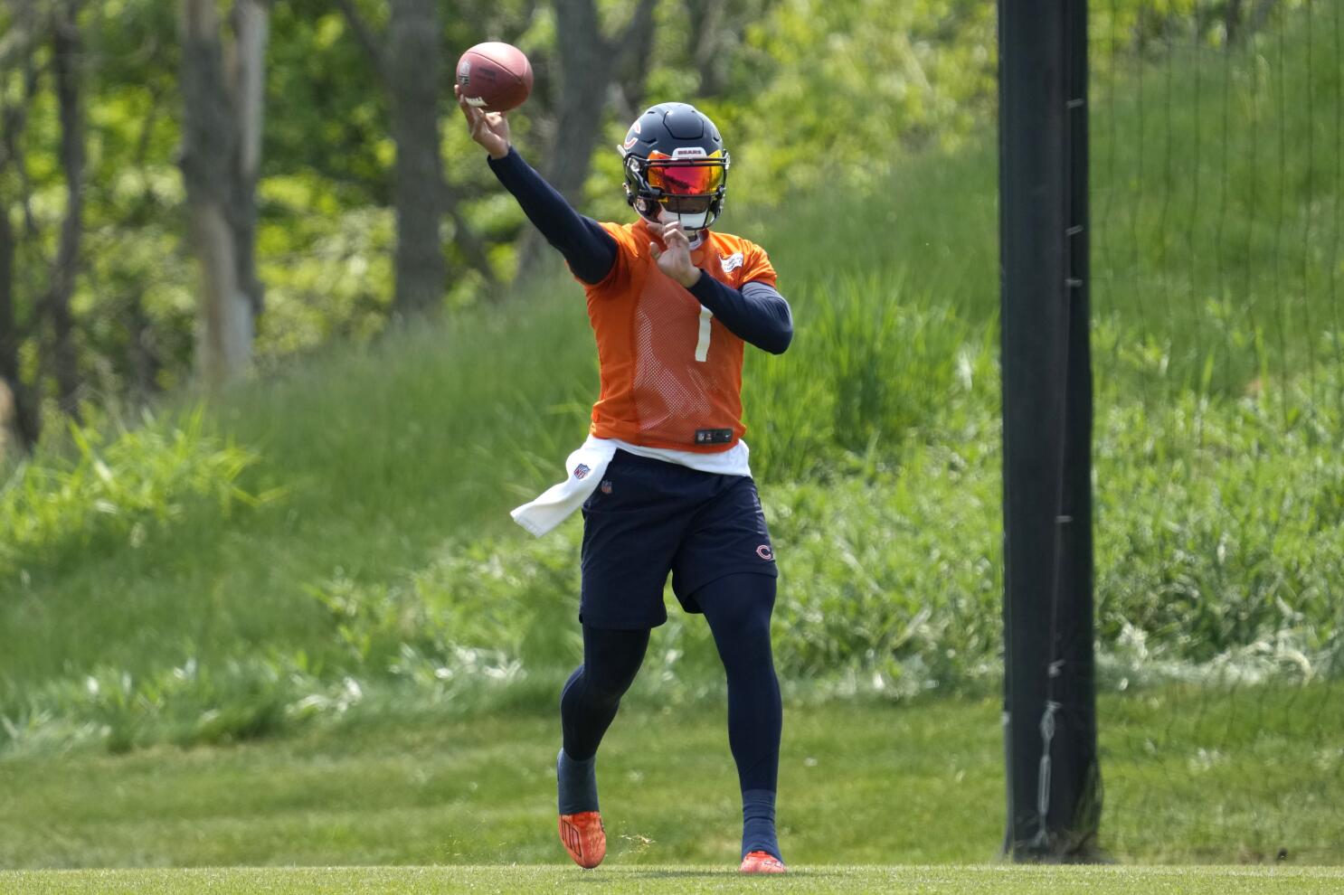 LOOK: Bears QB Justin Fields greets kids after offseason training