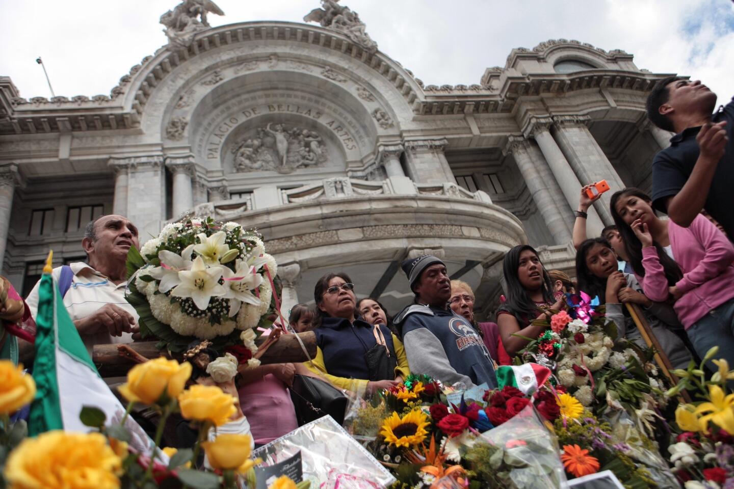 Seguidores del fallecido cantante mexicano Juan Gabriel se reúnen para rendirle tributo en las afueras del palacio de Bellas Artes en Ciudad de México (México). EFE/Sáshenka Gutiérrez