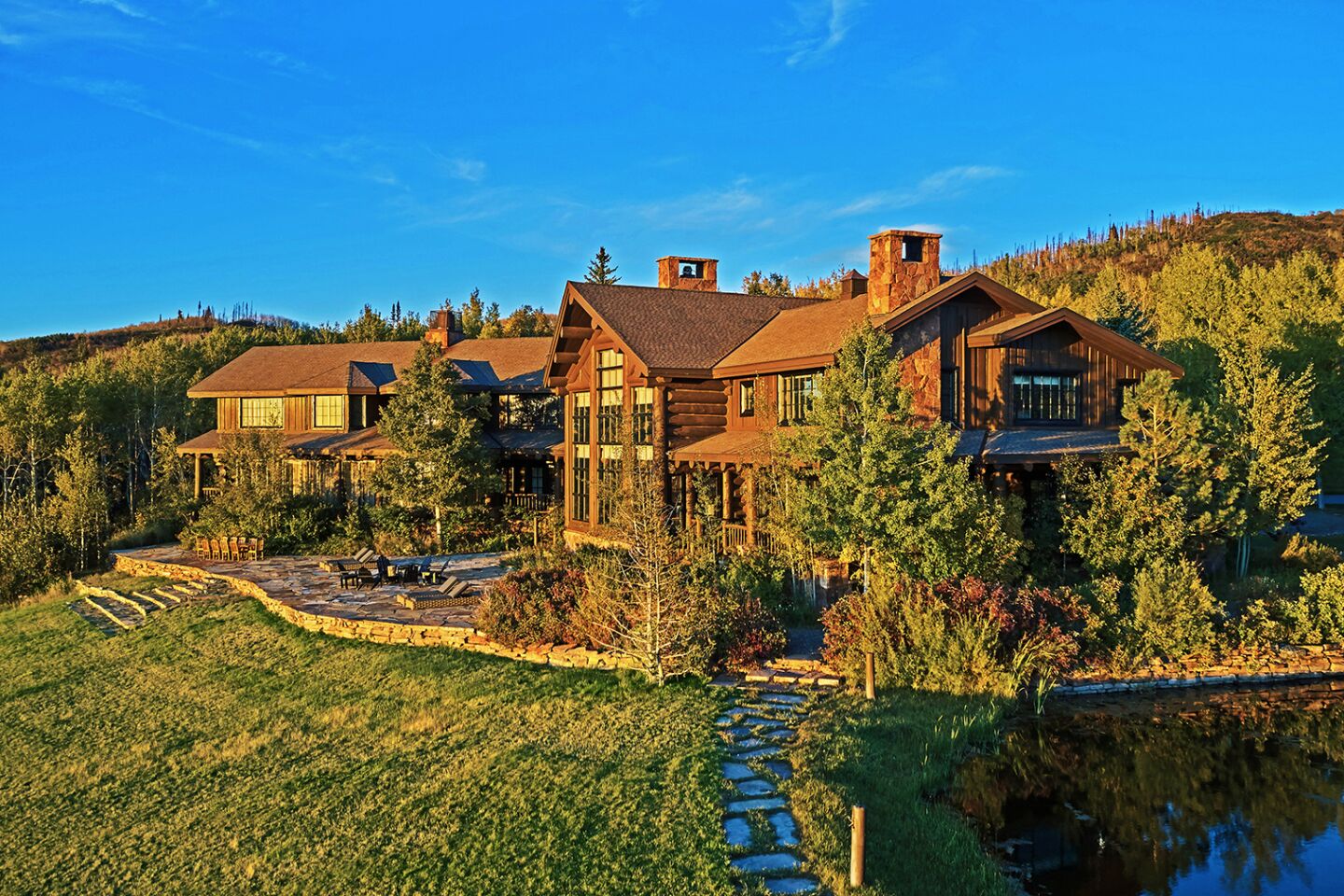 The lodge has 13,907 square feet.