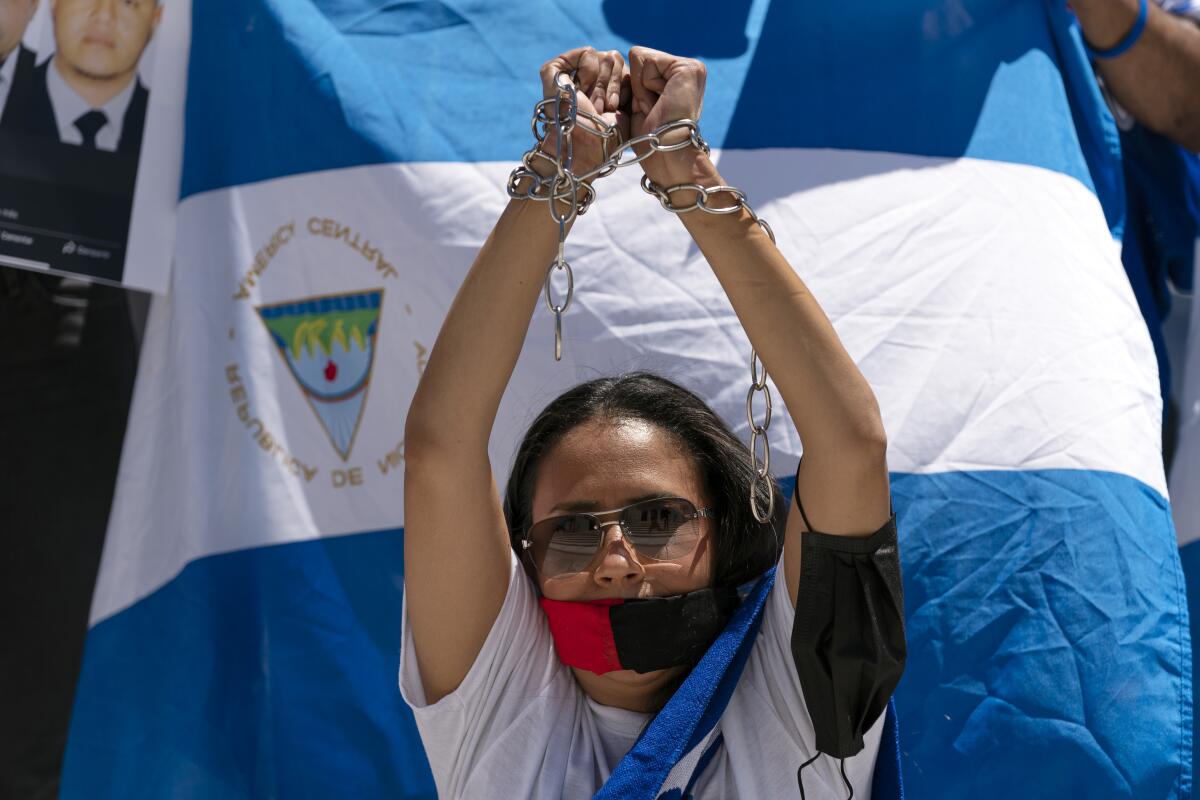 Simpatizantes de Nicaragua protestan frente a la Organización de los Estados Americanos en 2021.