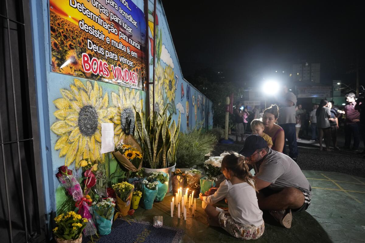 ARCHIVO - Encienden una vela en la guardería Cantinho do Bom Pastor, tras un ataque fatal