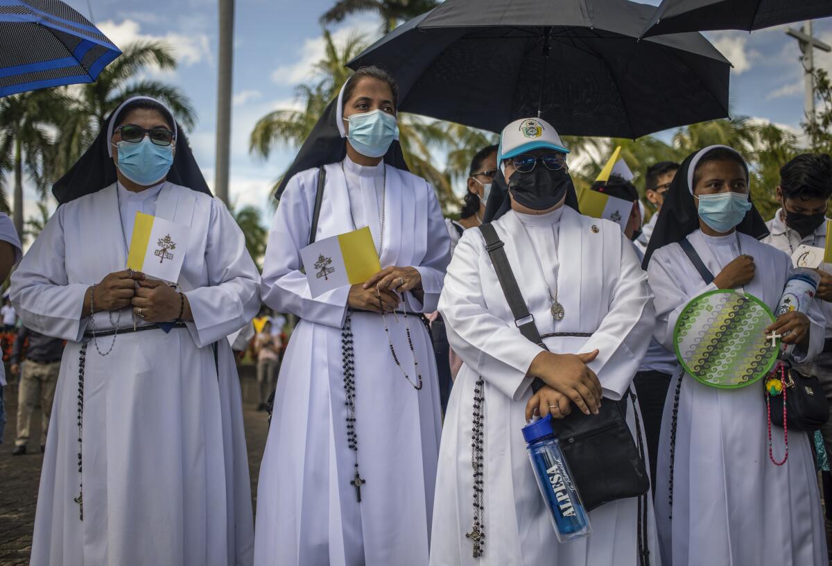 Monjas participan en una procesión en Managua, Nicaragua, el sábado 13 de agosto de 2022 (Foto AP)