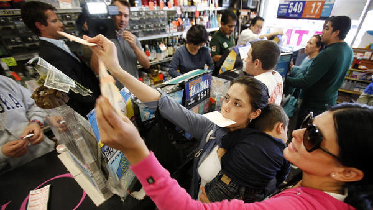 Los clientes hacen fila para comprar boletos de Powerball en la licorería Bluebird en Hawthorne, considerado una de las vendedoras de lotería más afortunadas en California, cuando en marzo de 2012 el premio gordo llegó a los $ 540 millones. ()