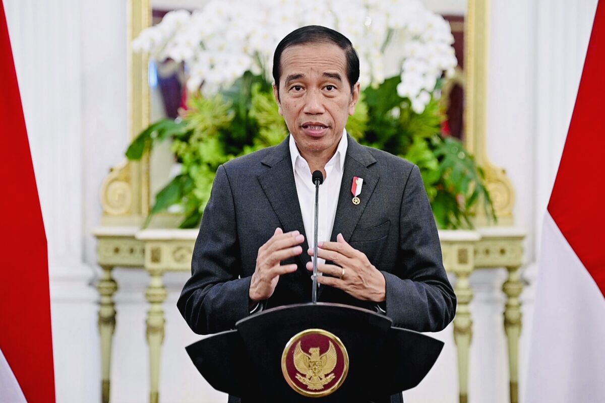  el presidente de Indonesia, Joko Widodo, pronuncia una declaración en el Palacio Merdeka Palace
