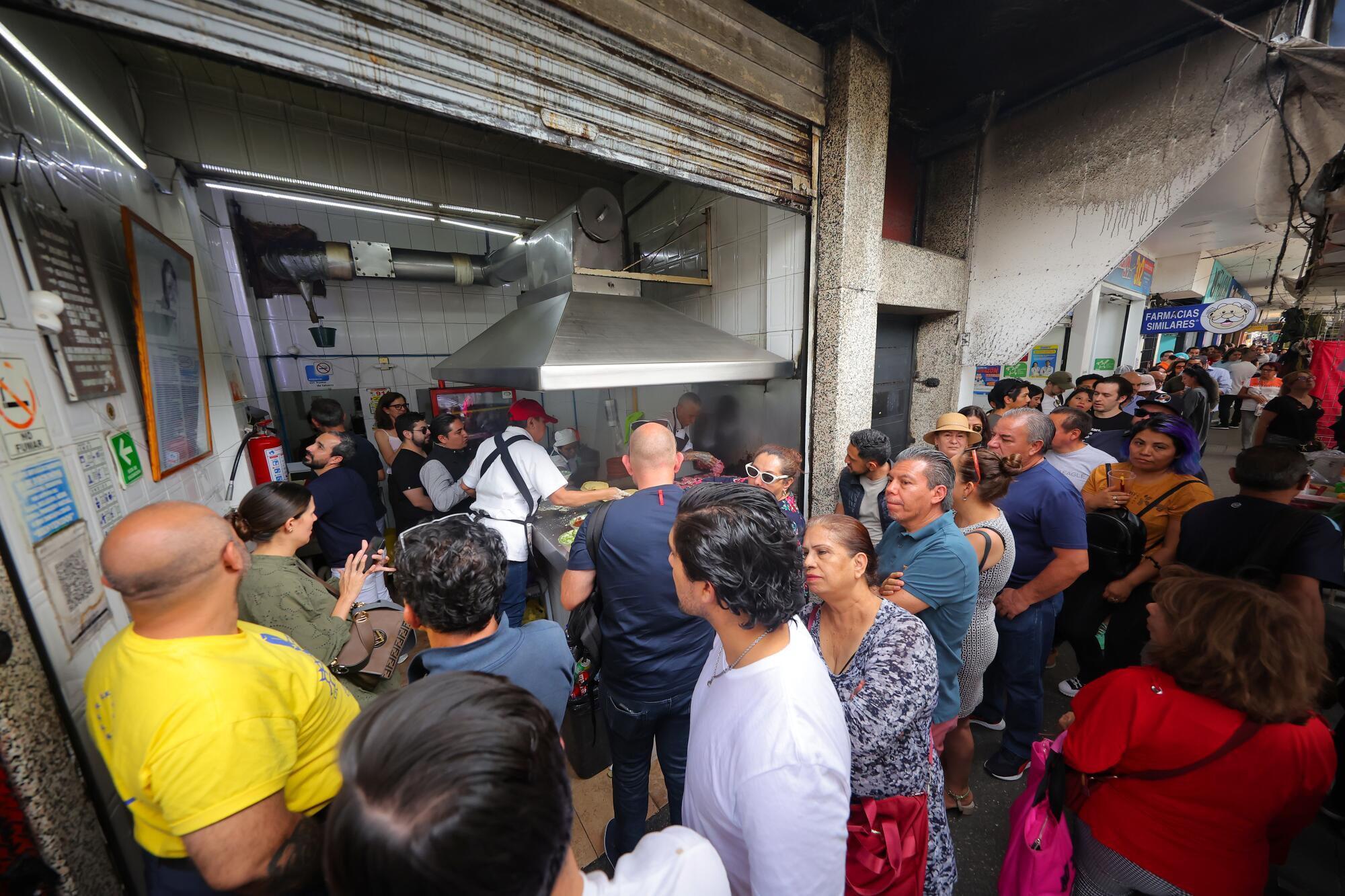 Customers line up on the street to place their order during a visit to El Califa de 尝别ó苍 in Mexico City.