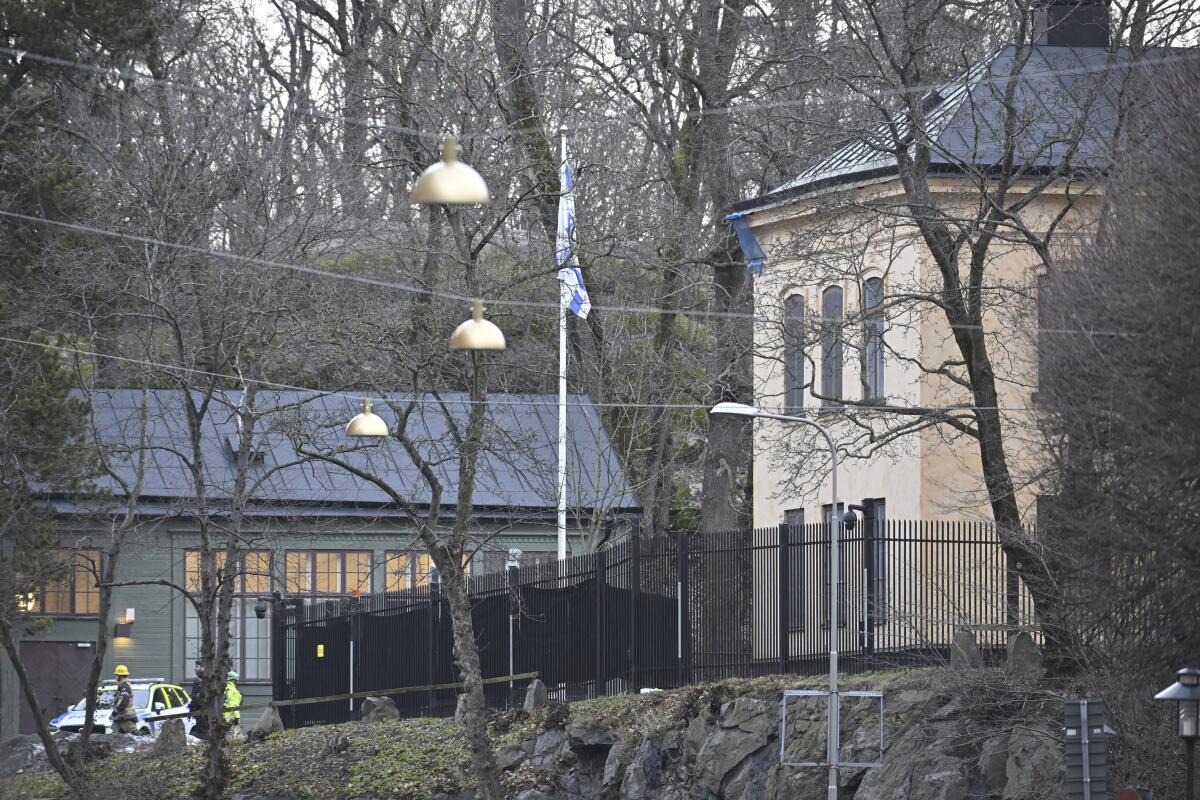 ARCHIVO - Agentes resguardan la embajada de Israel en Estocolmo, Suecia, 