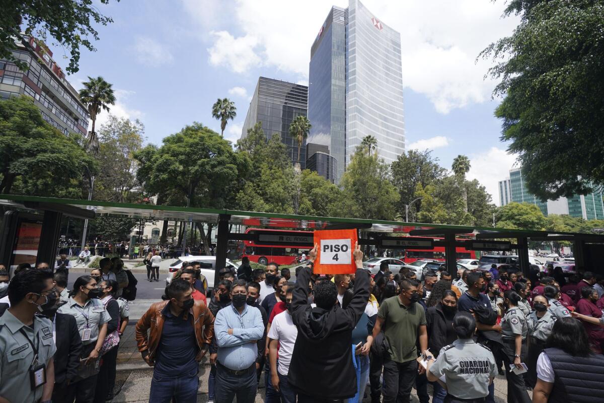 La gente aguarda en la calle después de un terremoto 