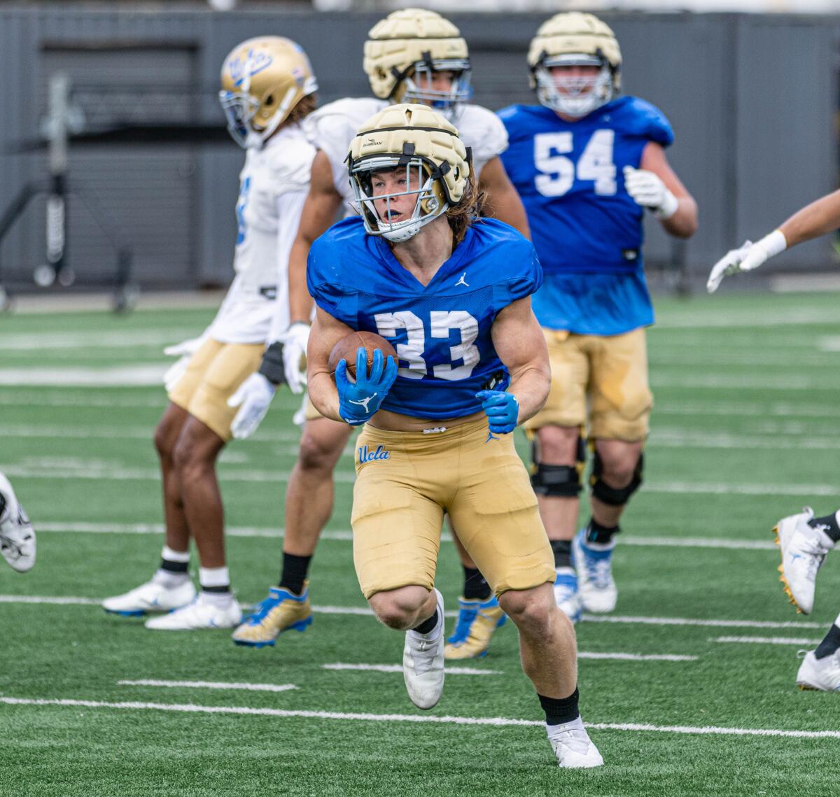 UCLA geri koşuyor Carson Steele bahar antrenmanı sırasında topu taşıyor.