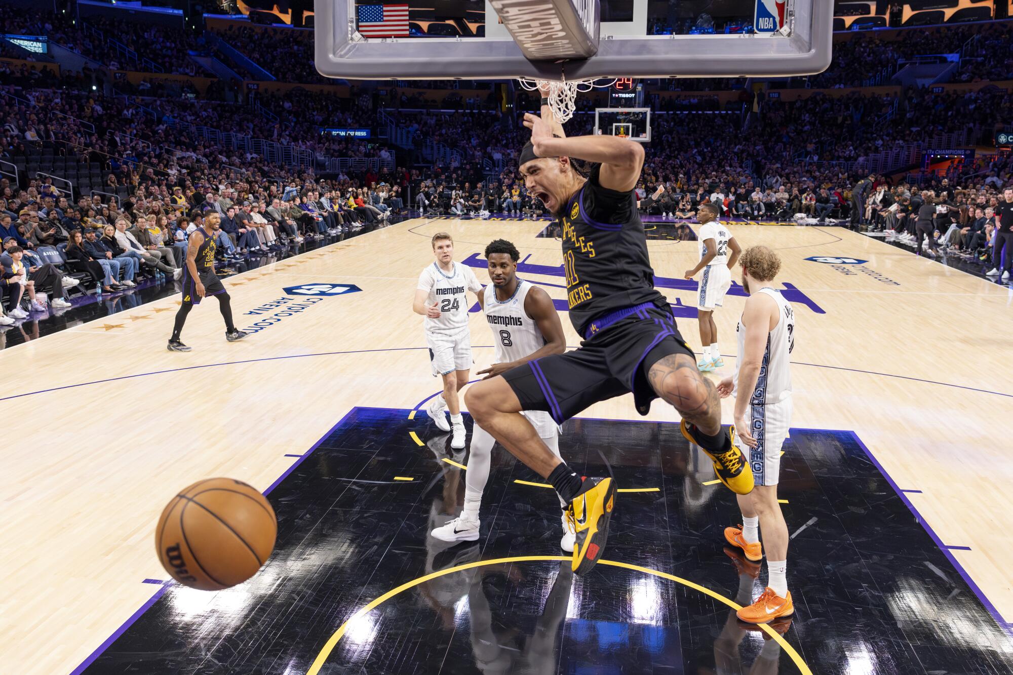 Lakers pivotu Jaxson Hayes, Grizzlies forveti Jaren Jackson Jr. ve pivot Jock Landale'nin önünde smaç basarken bağırıyor.