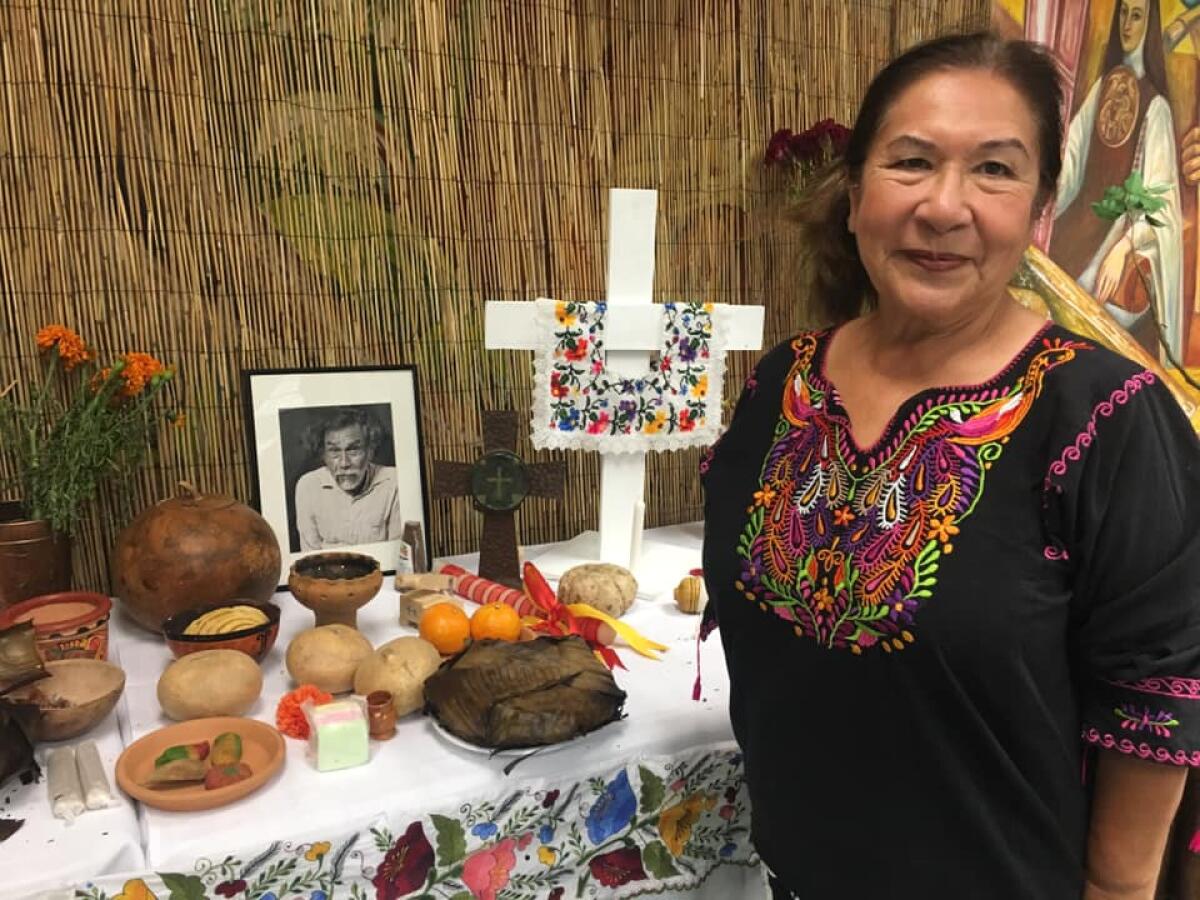 Rosalba González, originaria de Guadalajara, trata de promover esta tradición de los altares a sus hijos y nietos nacidos en Los Ángeles.