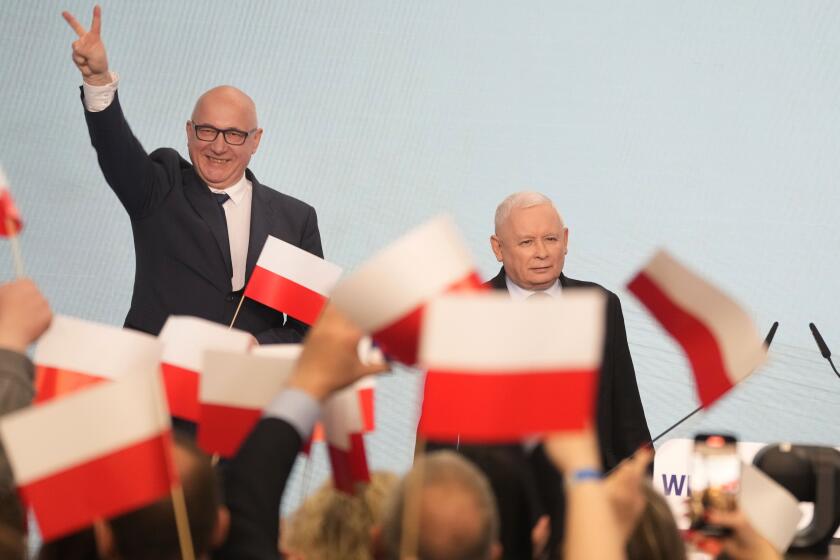 El líder del partido conservador Ley y Justicia, Jaroslaw Kaczynski, a la derecha, participa en una congregación de simpatizantes durante las elecciones locales y regionales de Polonia, el 7 de abril de 2024, en Varsovia. (AP Foto/Czarek Sokolowski)