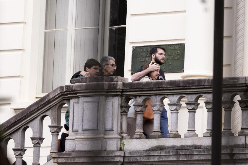 Parientes de víctimas de un choque de avión llegan a la sede del instituto de medicina legal para reconocer los cuerpos en Sao Paulo, Brasil, el sábado 10 de agosto de 2024. (AP Foto/Ettore Chiereguini)