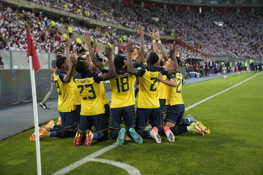 ARCHIVO - Los jugadores de Ecuador celebran tras el gol de su compañero Michael Astrada ante Perú en las eliminatorias del Mundial de Qatar 2022, en Lima, el 1 de febrero de 2022. (AP Foto/Martín Mejía)