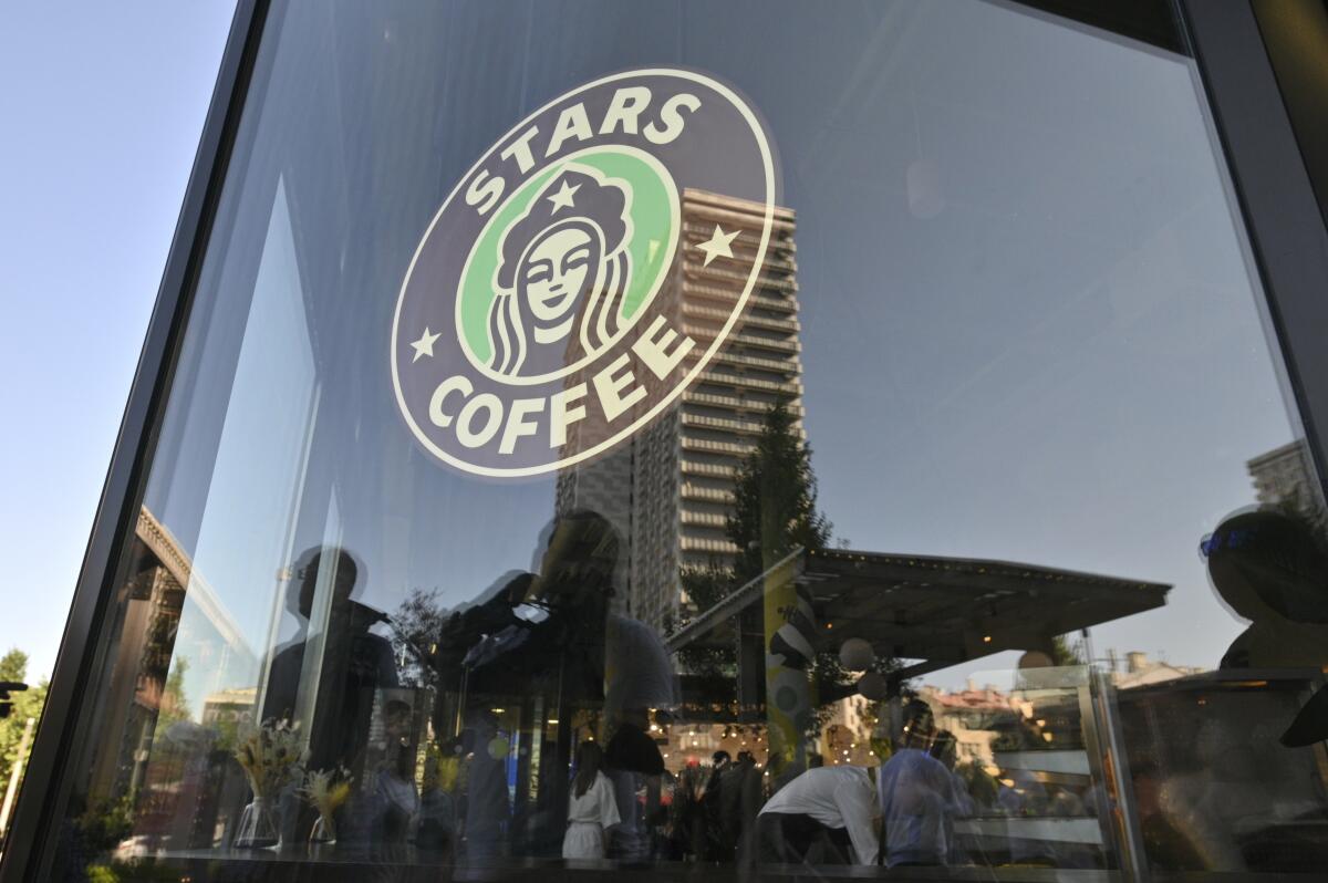 Un logo de la cafetería Stars Coffee en un exlocal de la cadena Starbucks en Moscú, Rusia, 