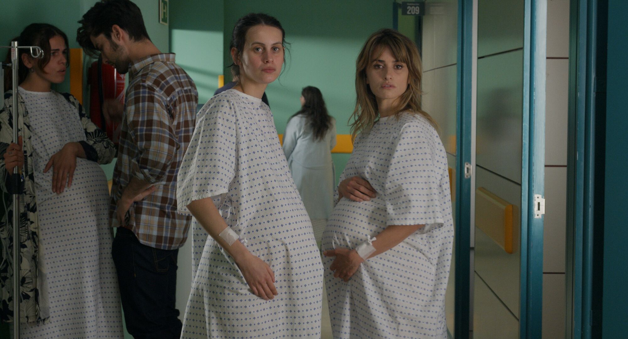 Two pregnant women in the hospital in "Parallel Mothers."