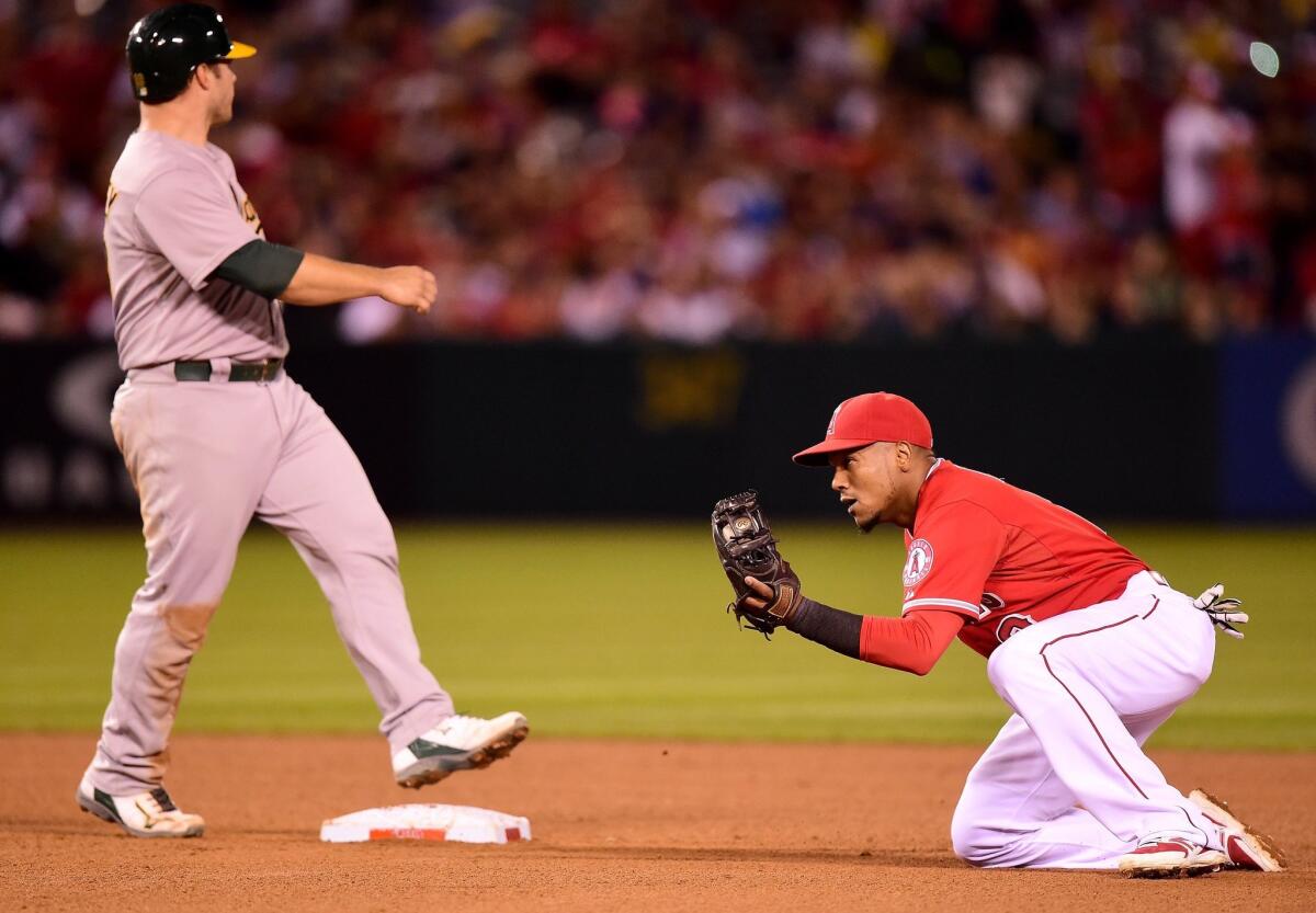 Erick Aybar pone out a un jugador de Atléticos.