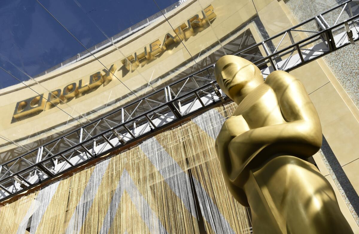 ARCHIVO - En esta fotografía, una estatua del Oscar debajo de la entrada al Teatro Dolby en Los Angeles.