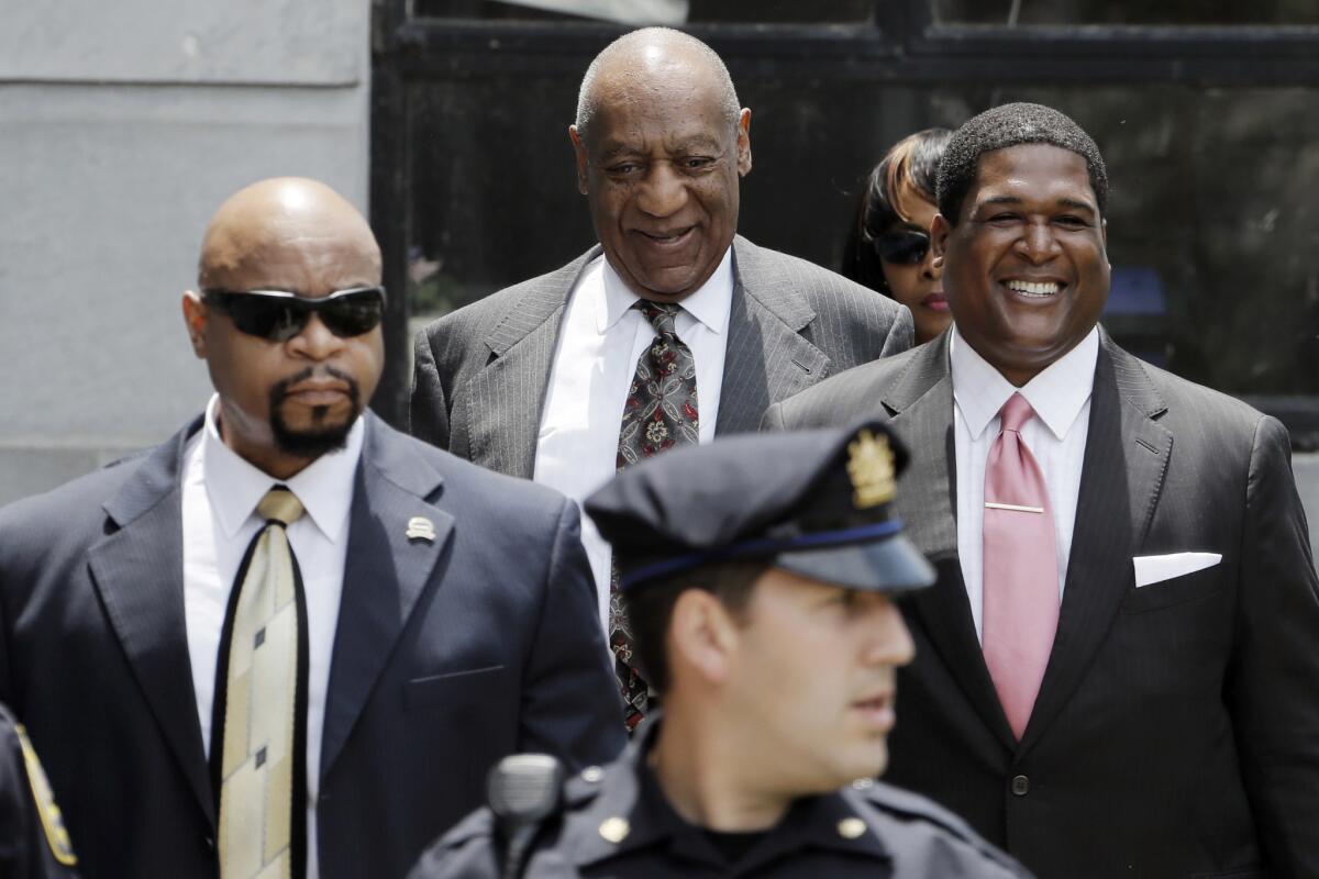 Bill Cosby sonríe al salr de la corte del condado de Montgomery tras una audiencia preliminar el 24 de mayo de 2016 en Norristown, Pennsylvania. Cosby está acusado de drogar y abusar sexualmente de una mujer en la casa del comediante e 2004. (Foto AP/Matt Slocum)