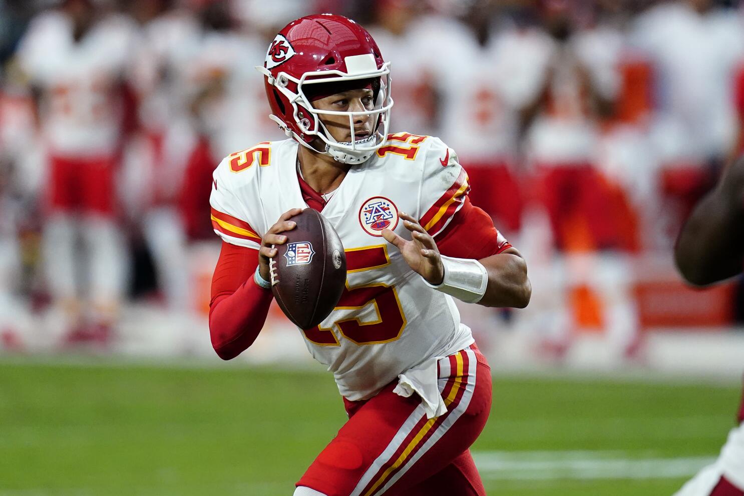 Henne, Buechele throw TD passes, Chiefs beat Cardinals 17-10