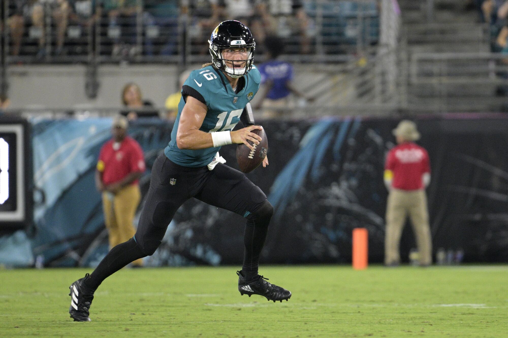 Le quart-arrière des Jaguars de Jacksonville, Trevor Lawrence, se bouscule pour le métrage.