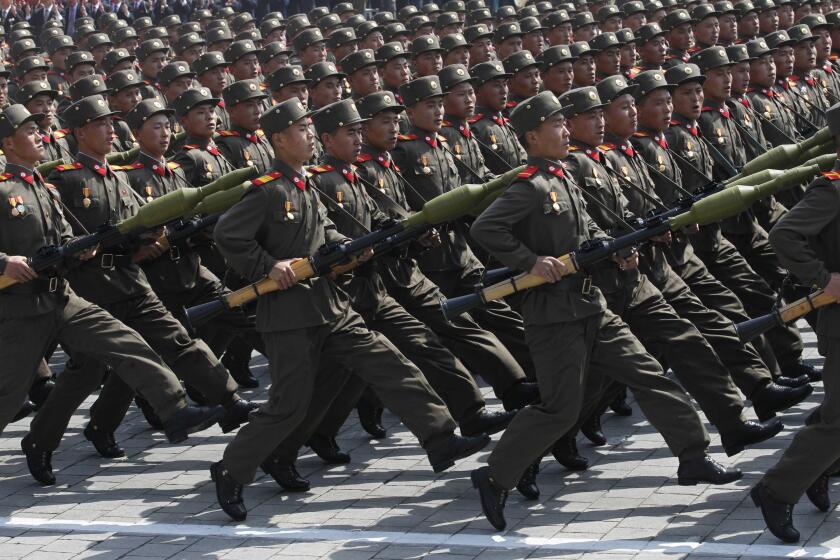 En esta imagen de archivo, soldados norcoreanos marchan por la plaza Kim Il Sung de Pyongyang durante un desfile militar para conmemorar el centenario del nacimiento del fundador de Corea del Norte, Kim Il Sung, el 15 de abril de 2012. (AP Foto/Ng Han Guan, archivo)