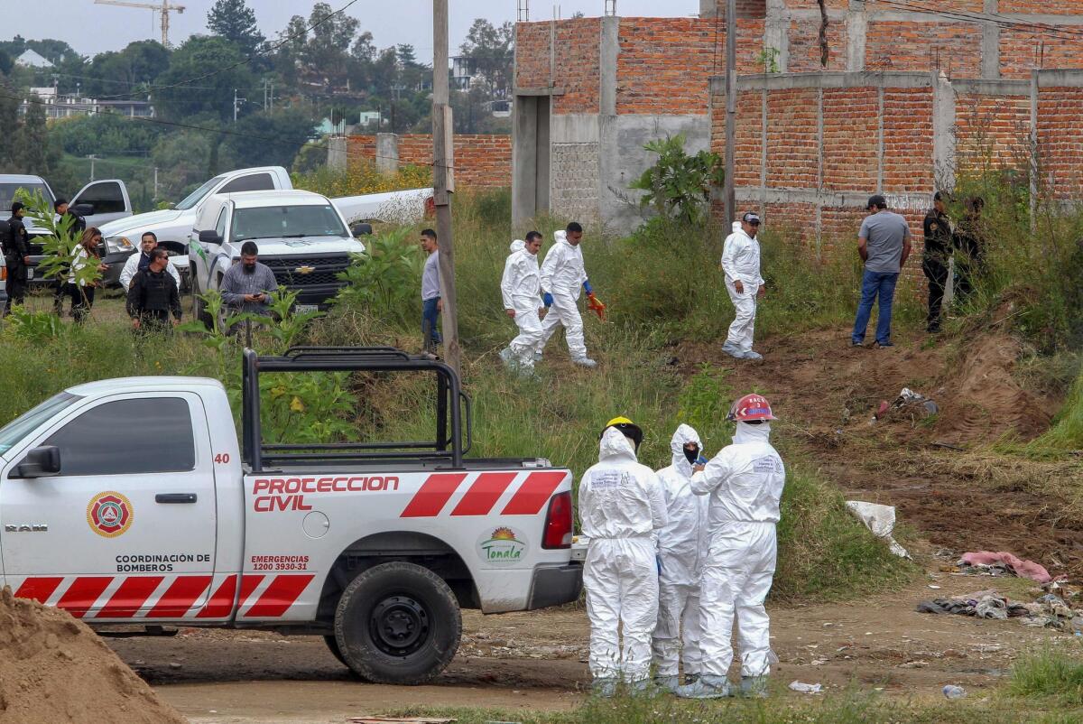 Autoridades forenses de Jalisco, revisan uno de los tantos sitios clandestinos donde han sido encontrados cadáverez