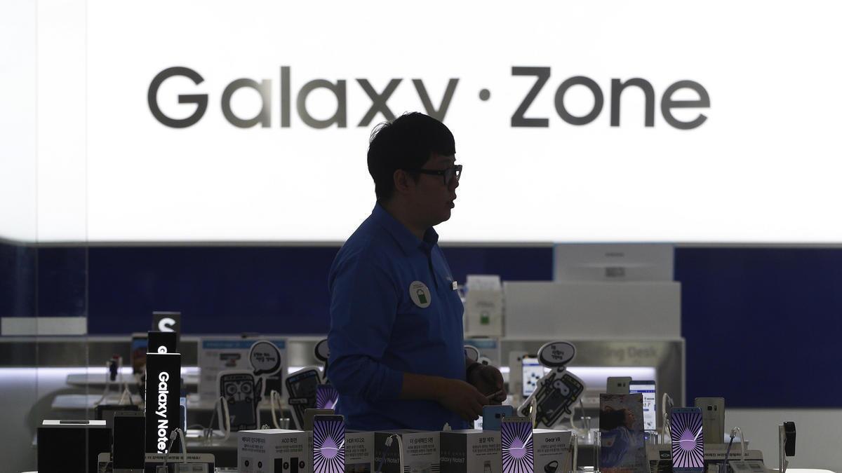Un hombre recorre el sector de los Galaxy Note 7 en una tienda en Seúl. Samsung Electronics ha suspendido la producción de los teléfonos inteligentes luego de versiones de mal funcionamiento y explosiones.