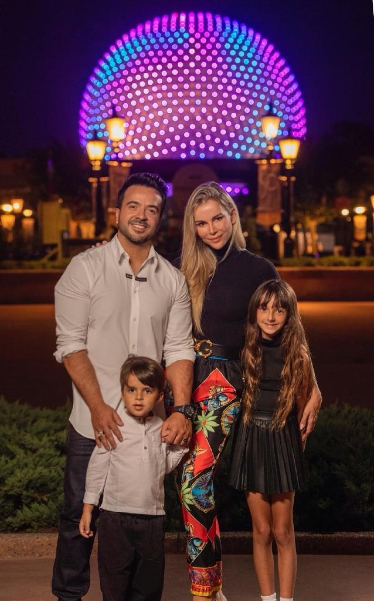 Luis Fonsi junto a su esposa y sus hijos durante su visita a Epcot, Orlando.