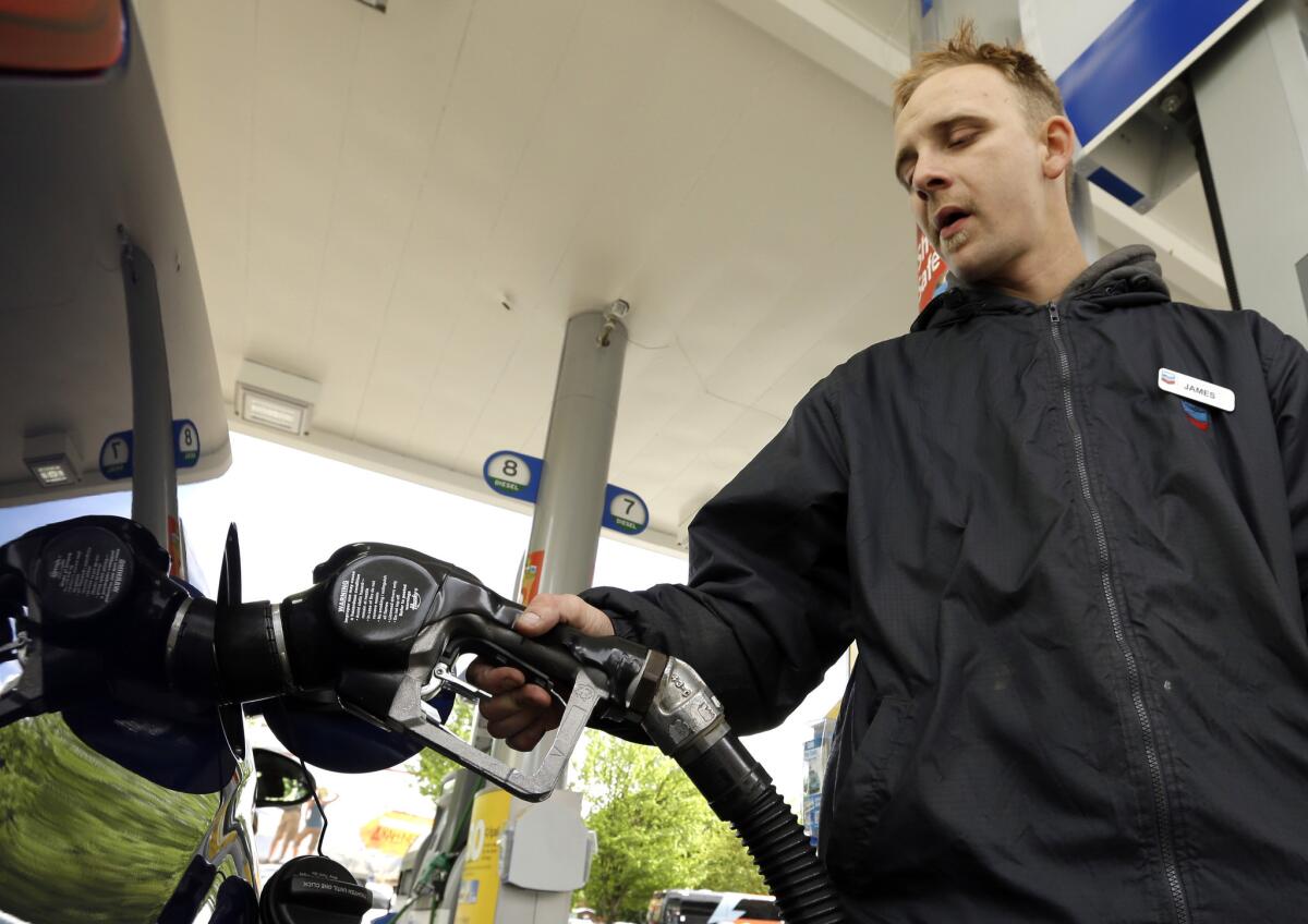 Eric Henry compra gas en Sacramento en marzo de 2014. (Rich Pedroncelli / Associated Press)