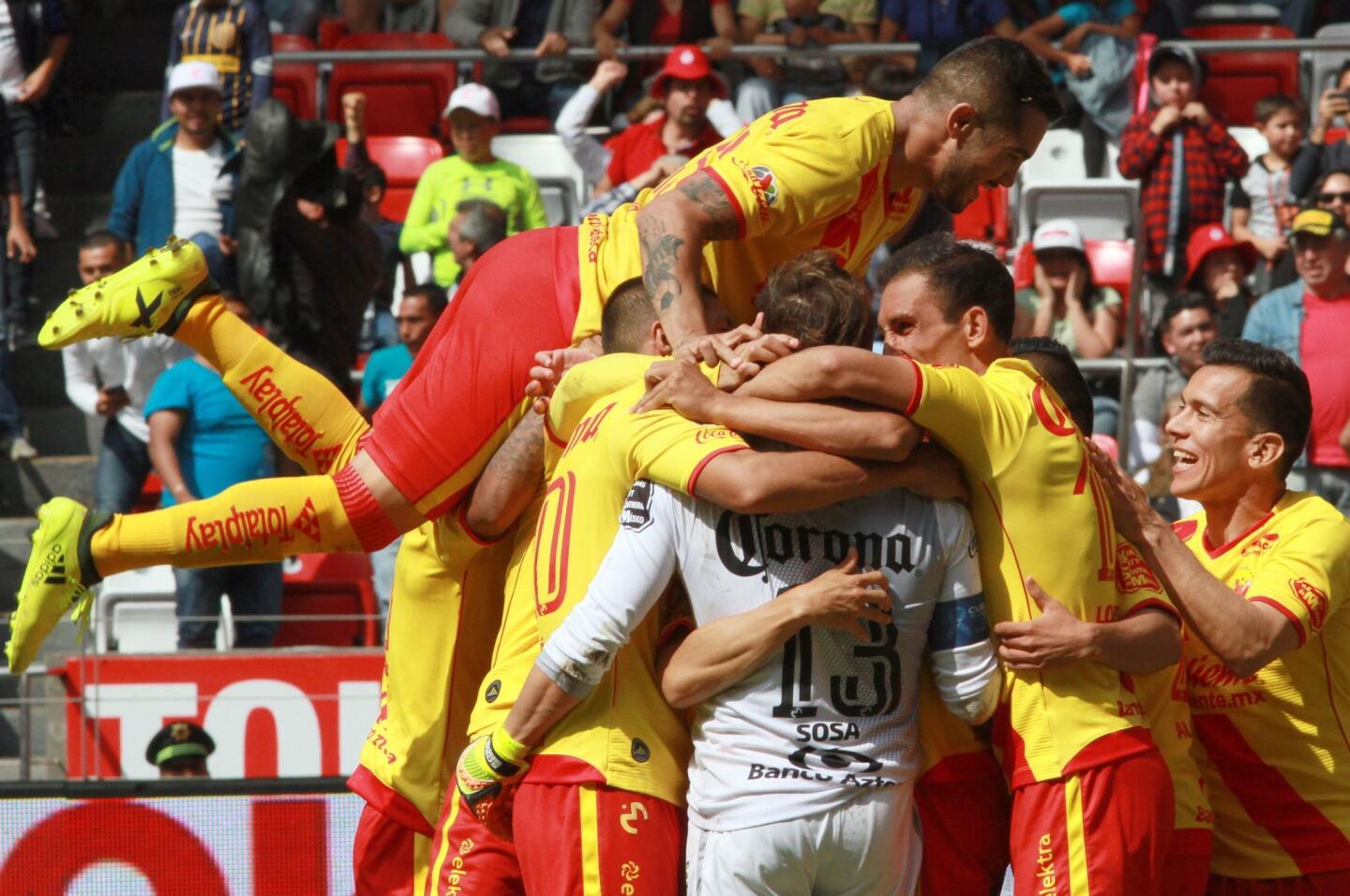 Morelia's goalkeeper Uruguayan Sebastian Sosa (C) celebrates with teammates after stopping a penalty to Toluca during their Mexican Apertura football tournament match at the Nemesio Diez stadium in Toluca, Mexico, on October 29, 2017. / AFP PHOTO / ROCIO VAZQUEZROCIO VAZQUEZ/AFP/Getty Images ** OUTS - ELSENT, FPG, CM - OUTS * NM, PH, VA if sourced by CT, LA or MoD **
