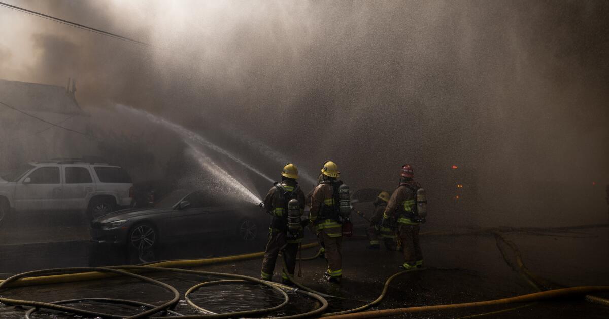 L’incendie industriel qui fait rage à South Gate incite à l’ordre de confinement sur place