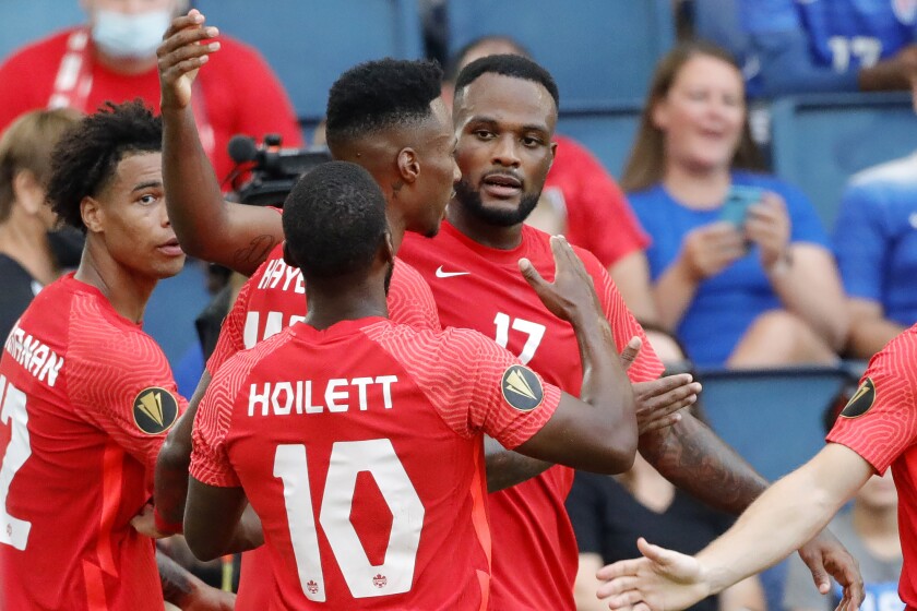 Canada forward Cyle Larin (17) celebrates with Tajon Buchanan (12), Junior Hoilett (10) and others after scoring