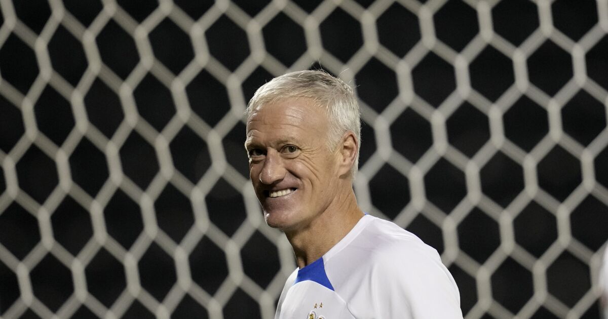 Deschamps signs extension to continue to lead France