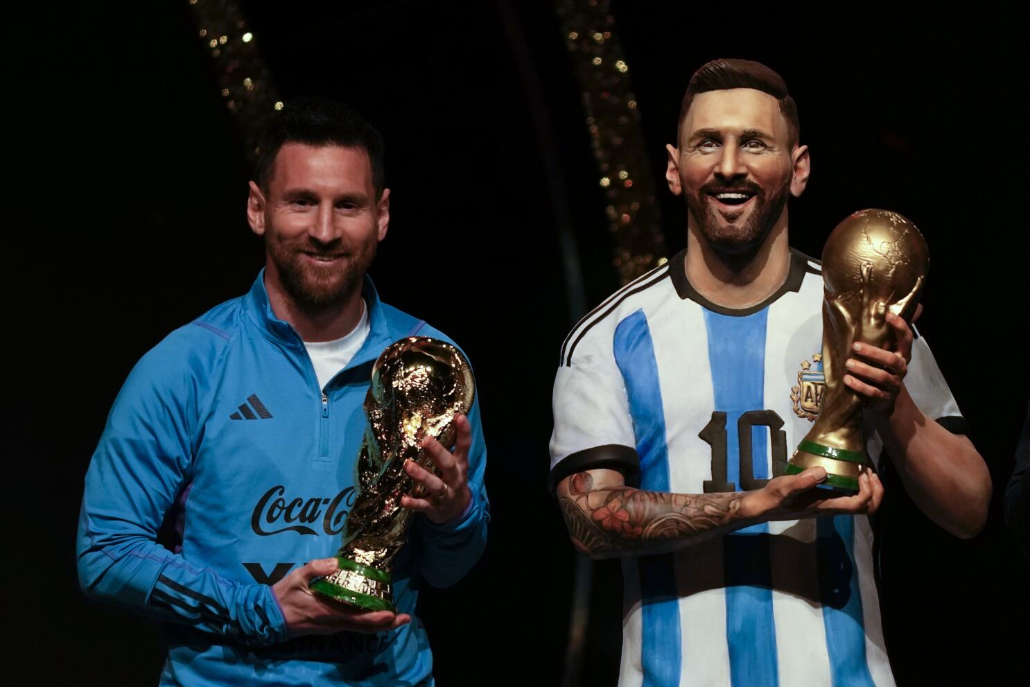 FAN10 - Lionel Messi junto a la estatua de Lionel Messi tamaño real. 🇦🇷🏆